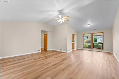 2245 NW Cabrillo Ct, Roseburg, OR 97471 - Photo 8