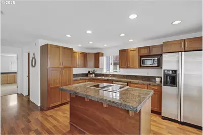 11630 N Island Cove Ln, Portland, OR 97217 - Photo 24