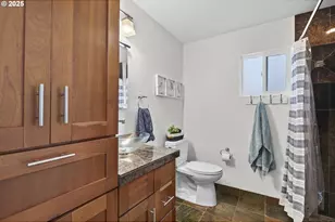 11630 N Island Cove Ln, Portland, OR 97217 - Photo 10