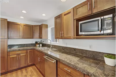 11630 N Island Cove Ln, Portland, OR 97217 - Photo 22