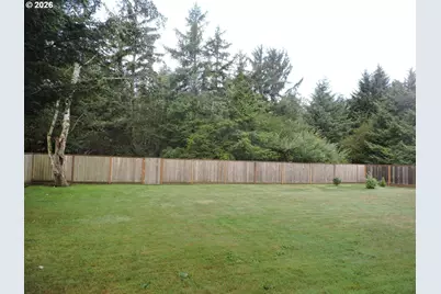 47 SW Gardenia Ave, Warrenton, OR 97146 - Photo 2