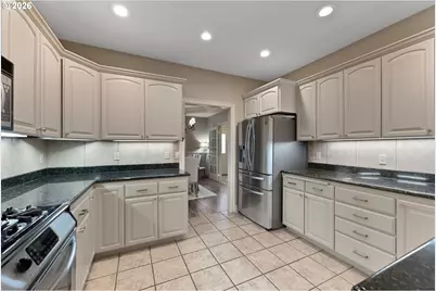 2402 NW Canterbury Dr, Roseburg, OR 97471 - Photo 4