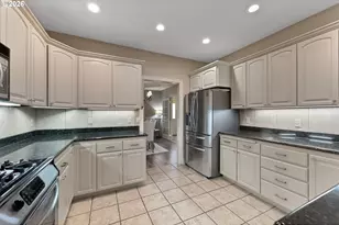 2402 NW Canterbury Dr, Roseburg, OR 97471 - Photo 4