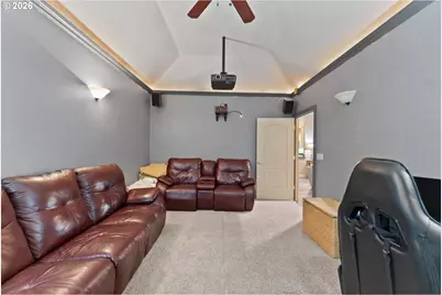 2402 NW Canterbury Dr, Roseburg, OR 97471 - Photo 32