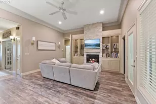 2402 NW Canterbury Dr, Roseburg, OR 97471 - Photo 10