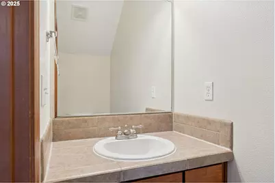 17209 SE Stephens St, Portland, OR 97233 - Photo 8