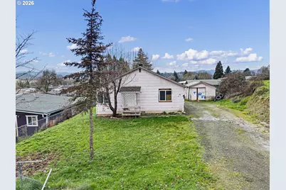 593 NW Sweetbrier Ave, Roseburg, OR 97471 - Photo 2
