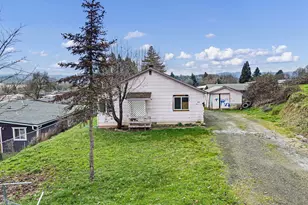 593 NW Sweetbrier Ave, Roseburg, OR 97471 - Photo 2