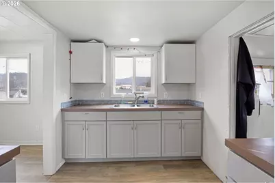 593 NW Sweetbrier Ave, Roseburg, OR 97471 - Photo 16