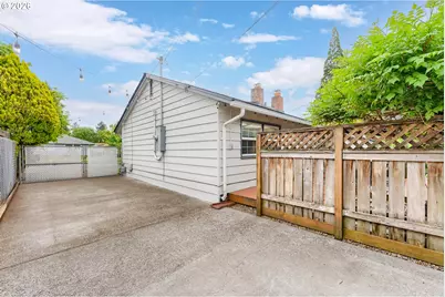 2209 NE 108th Ave, Portland, OR 97220 - Photo 26
