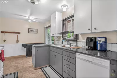 943 Oregon Way, Woodburn, OR 97071 - Photo 10