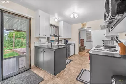 943 Oregon Way, Woodburn, OR 97071 - Photo 12