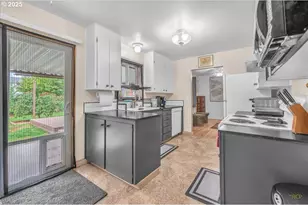 943 Oregon Way, Woodburn, OR 97071 - Photo 12