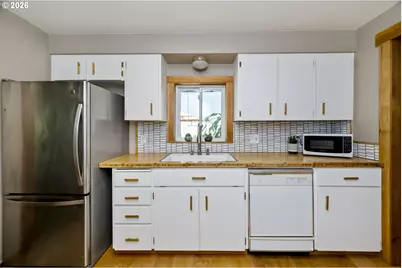 5747 NE Ainsworth St, Portland, OR 97218 - Photo 10