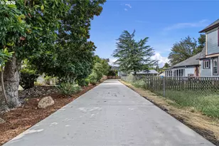 1723 S 6th St, Cottage Grove, OR 97424 - Photo 8