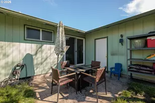 992 Candlelight Dr, Eugene, OR 97402 - Photo 28