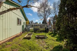 992 Candlelight Dr, Eugene, OR 97402 - Photo 30