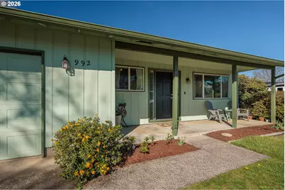 992 Candlelight Dr, Eugene, OR 97402 - Photo 2