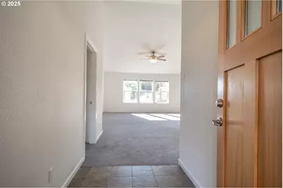 246 Palmdale Ave, Roseburg, OR 97471 - Photo 2