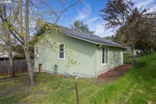 1755 NE Klamath Ave, Roseburg, OR 97470 - Photo 22