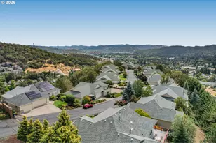 560 NW Rachel Lynn Wy, Roseburg, OR 97471 - Photo 2