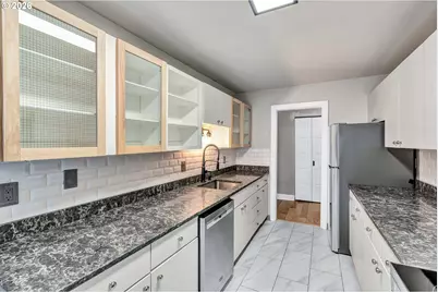 2211 SW Park Pl #204, Portland, OR 97205 - Photo 18