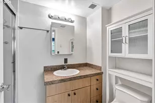 2211 SW Park Pl, Portland, OR 97205 - Photo 28