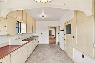 824 S 7th St, Coos Bay, OR 97420 - Photo 14