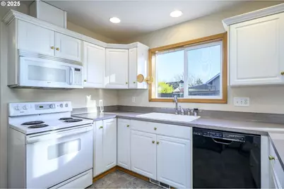 1318 NE Grandhaven St, McMinnville, OR 97128 - Photo 10