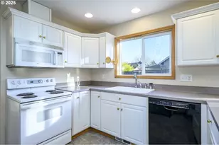 1318 NE Grandhaven St, McMinnville, OR 97128 - Photo 10