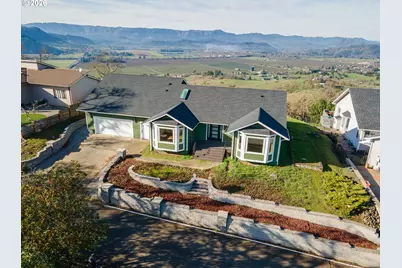 383 Ridgecrest Dr, Roseburg, OR 97471 - Photo 1