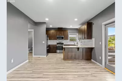 310 SW Mt Adams St, McMinnville, OR 97128 - Photo 10