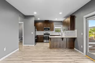 310 SW Mount Adams St, McMinnville, OR 97128 - Photo 10