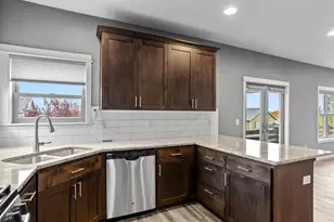 310 SW Mount Adams St, McMinnville, OR 97128 - Photo 14