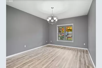 310 SW Mt Adams St, McMinnville, OR 97128 - Photo 8