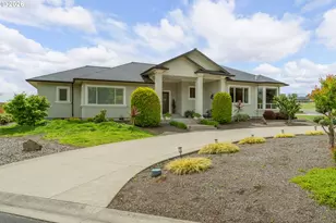 242 Bonifacio Ln, Roseburg, OR 97471 - Photo 1