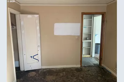 9241 NE Schuyler St, Portland, OR 97220 - Photo 8