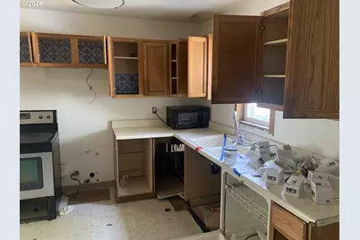 9241 NE Schuyler St, Portland, OR 97220 - Photo 18