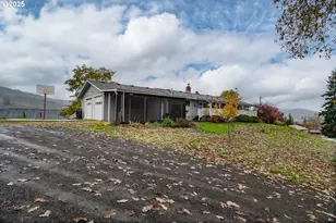 207 NE Spencer Ct, Roseburg, OR 97470 - Photo 2