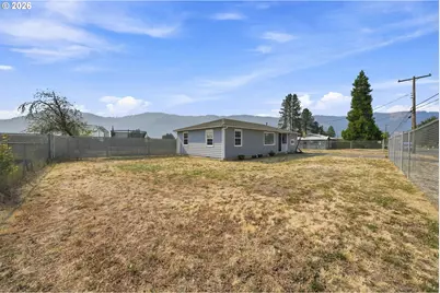 203 Alameda St, Myrtle Creek, OR 97457 - Photo 2