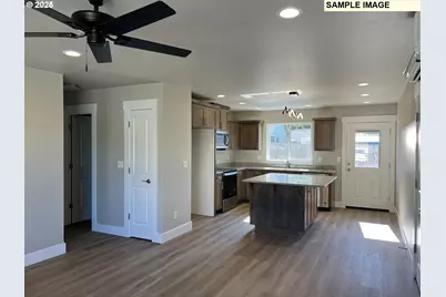 1224 SE Booth Ave, Roseburg, OR 97470 - Photo 2