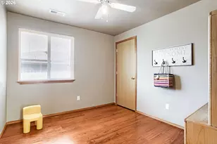 428 SE 10th St, Troutdale, OR 97060 - Photo 16