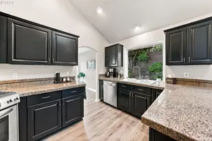 985 W Silver Ct, Roseburg, OR 97471 - Photo 8