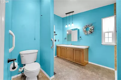 38431 Row River Rd, Dorena, OR 97434 - Photo 24