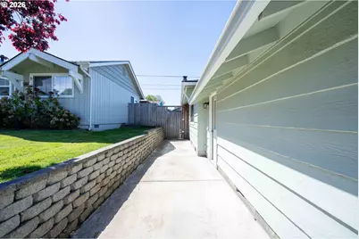 1860 Grant St, North Bend, OR 97459 - Photo 28