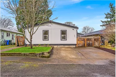 241 NW Wade St, Estacada, OR 97023 - Photo 2