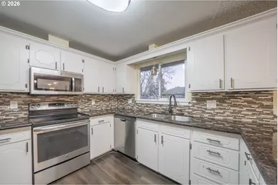 821 Johnson St, Woodburn, OR 97071 - Photo 16