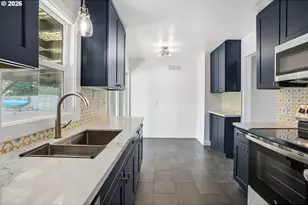 9306 SE Salmon St, Portland, OR 97216 - Photo 10