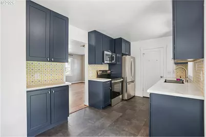 9306 SE Salmon St, Portland, OR 97216 - Photo 2