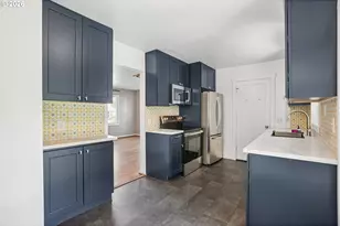 9306 SE Salmon St, Portland, OR 97216 - Photo 2